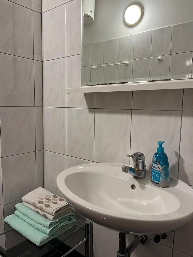 Gorana Apartman With Swimming Pool Apartment Jelsa  Exterior photo
