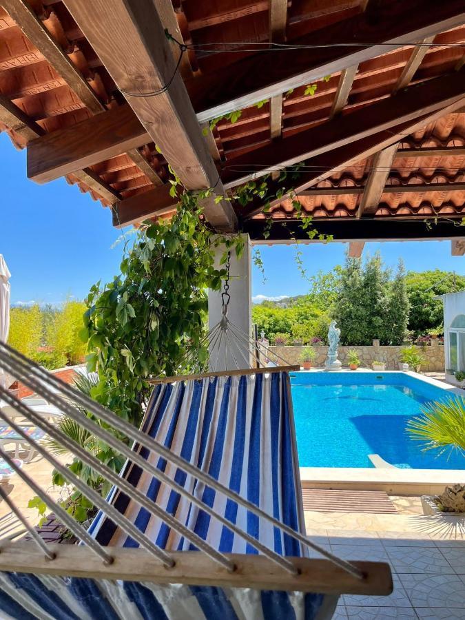 Gorana Apartman With Swimming Pool Apartment Jelsa  Exterior photo